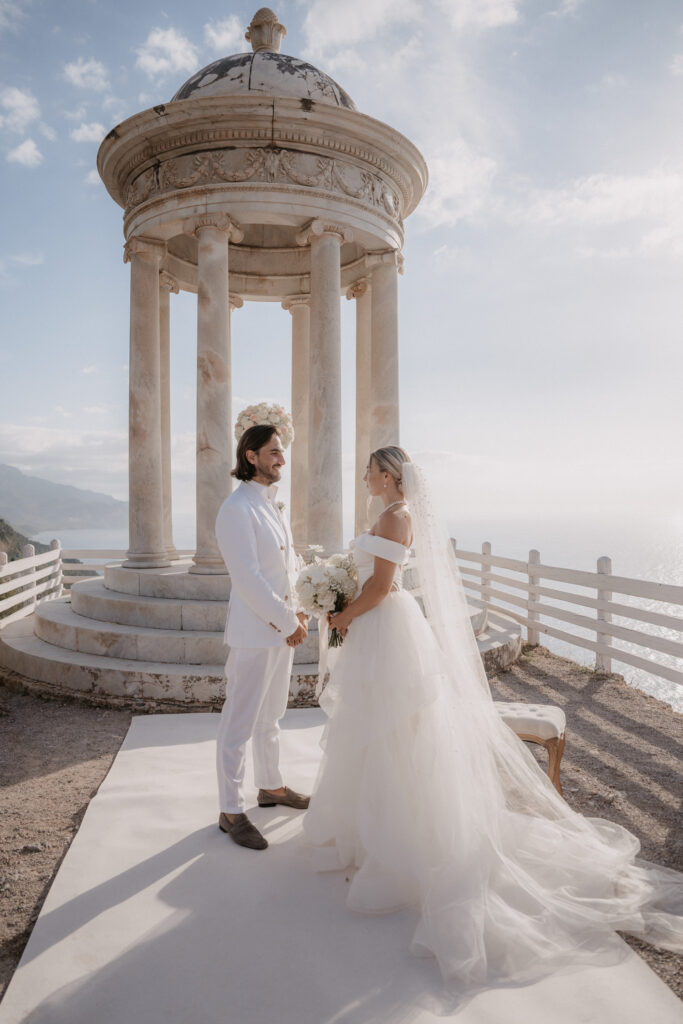Weddingcouple Potraitsin der Hochzeitslocation Son Marroig. Hochzeitsfotografie Mallorca Hochzeitsplaner Mallorca Hochzeitsplanerin München Nürnberg Bayern Würzburg Hochzeitfotografin Destinationwedding