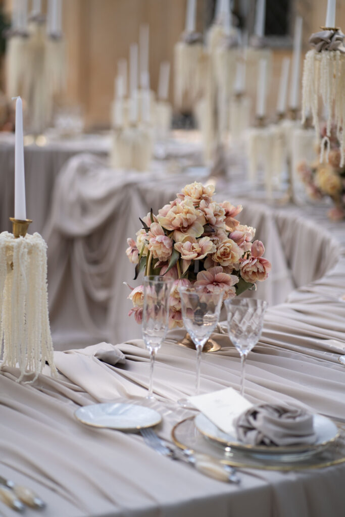 luxury wedding trends 2027 table setting decoration 