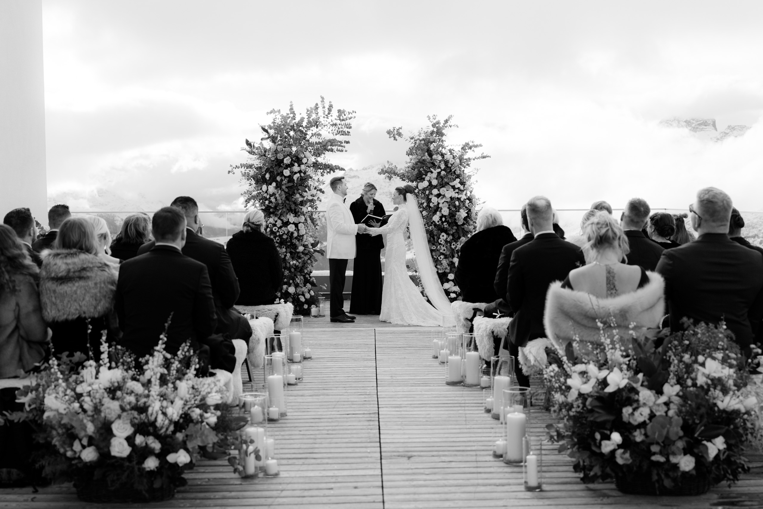 Brautpaar bei Berghochzeit im Winter beim Heiraten in den Bergen