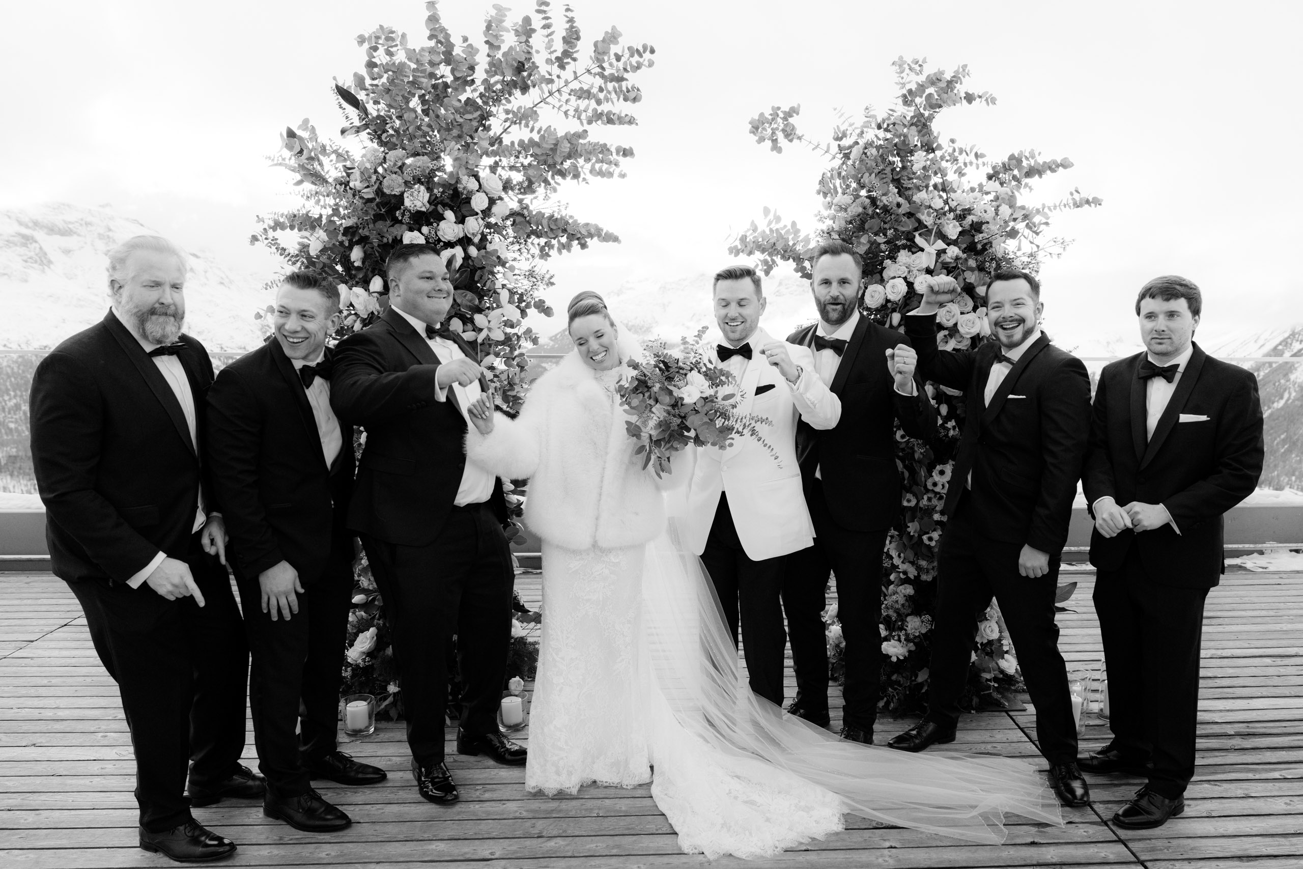 Brautpaar bei Berghochzeit im Winter beim Heiraten in den Bergen