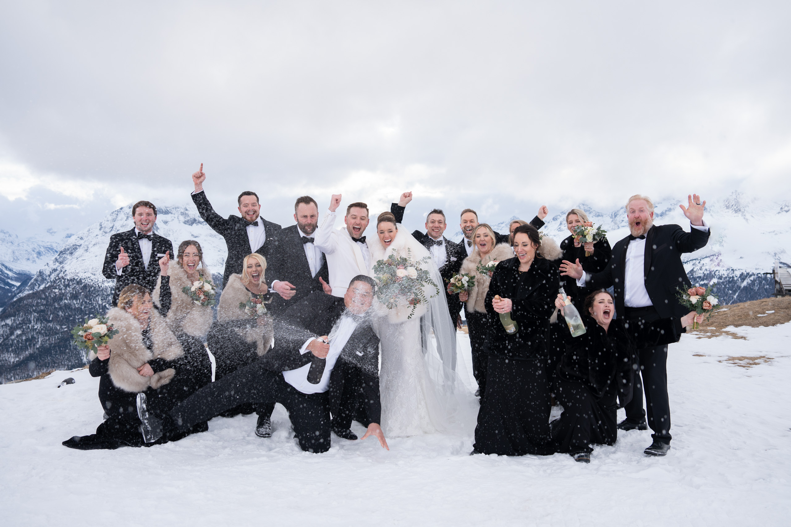 Berghochzeit im Winter mit verschneiten Bergen und stilvoller Hochzeitslocation